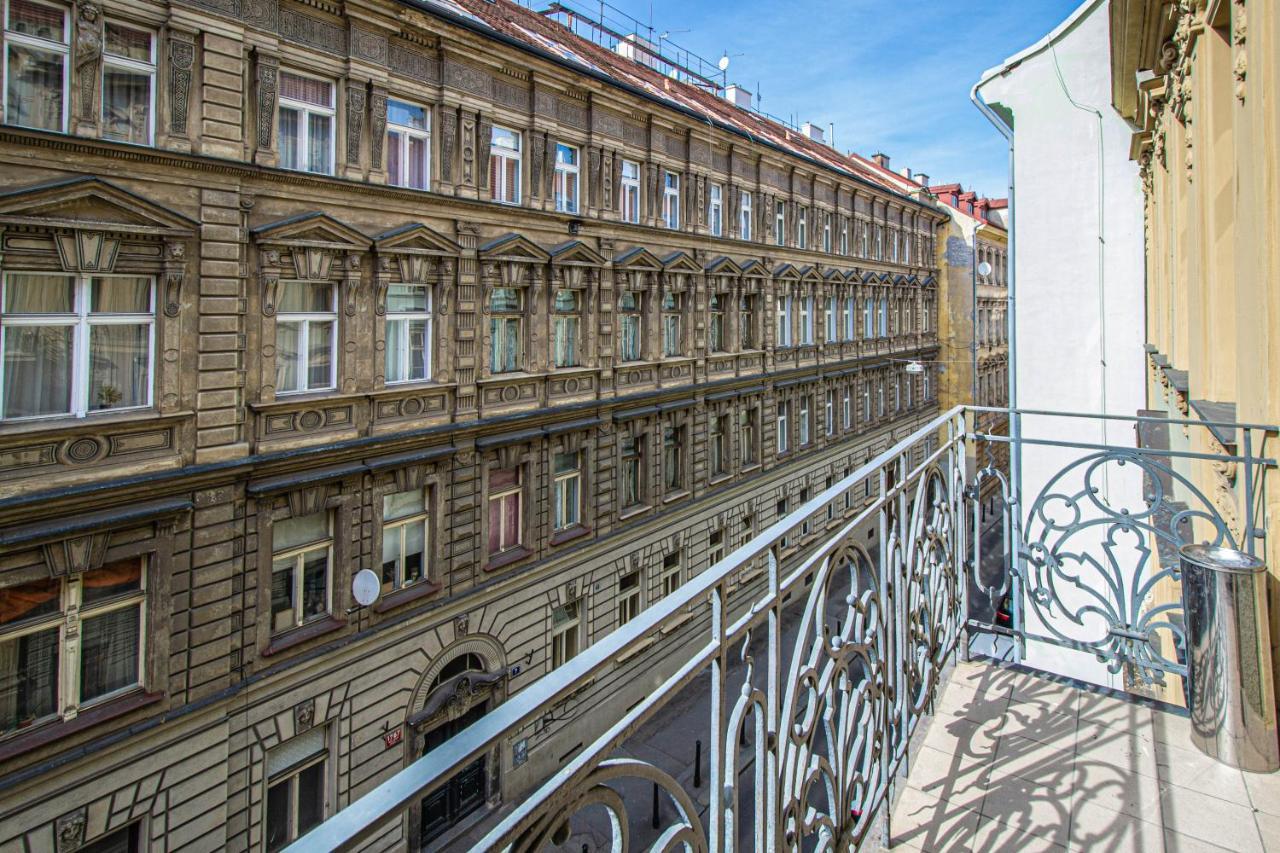 For Celebrations Spacious 3bdr With Balcony Apartment Prag