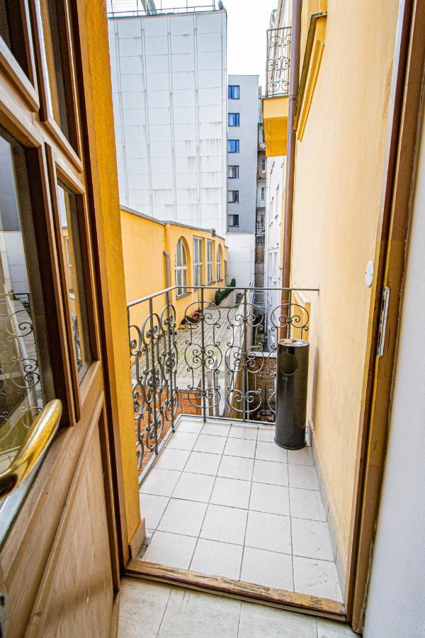 Apartment For Celebrations Spacious 3bdr With Balcony Prag