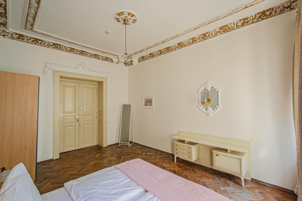 Apartment For Celebrations Spacious 3bdr With Balcony Prag